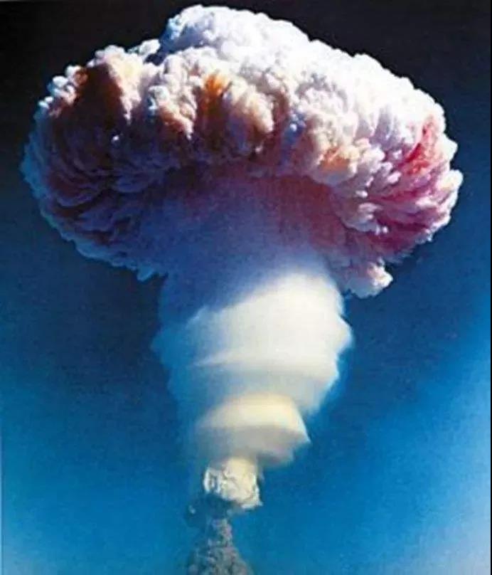 中国第一颗氢弹爆炸产生巨大的蘑菇云